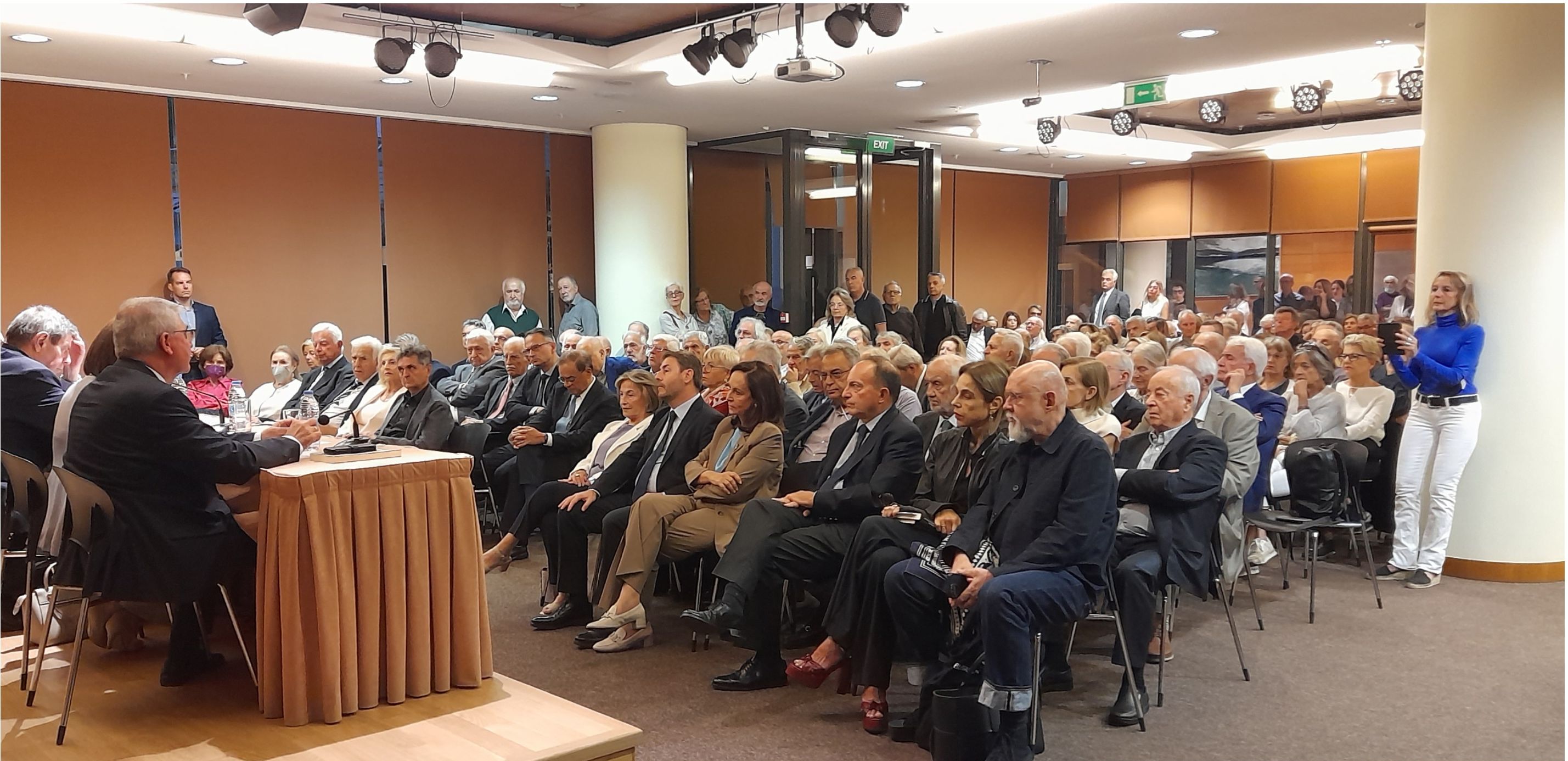 Πολιτικοί και πανεπιστημιακοί στην παρουσίαση του νέου βιβλίου του Τάσου Γιαννίτση στο Μέγαρο Μουσικής Αθηνών Πολιτικοί και πανεπιστημιακοί στην παρουσίαση του νέου βιβλίου του Τάσου Γιαννίτση στο Μέγαρο Μουσικής Αθηνών
